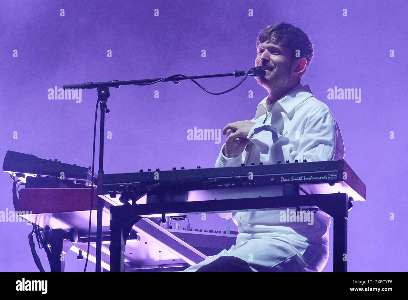 Glastonbury, Großbritannien. 30. Juni 2024. Der mit dem Grammy-Preis ausgezeichnete Sänger und Keyboarder James Blake Litherland, auch bekannt als James Blake, tritt live auf der Bühne des Glastonbury Festivals auf. James Blake ist ein englischer Sänger, Songwriter und Plattenproduzent (Foto: Dawn Fletcher-Park/SOPA Images/SIPA USA) Stockfoto