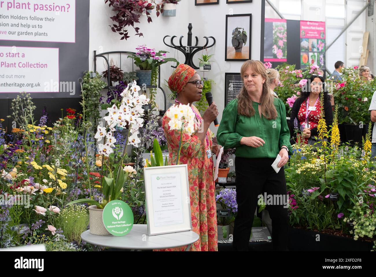 East Molesey, Großbritannien. Juli 2024. Die Mathers Foundation Orchideen gewann heute den Brickell Award 2024 beim RHS Hampton Court Palace Garden Festival. Der jährliche Preis ging an Gill Mathers, David Mathers und Jim Durrant in Anerkennung ihrer herausragenden Arbeit zum Orchideenschutz. Die Ausführungen wurden von Advolly Richmond gehalten. Kredit: Maureen McLean/Alamy Stockfoto