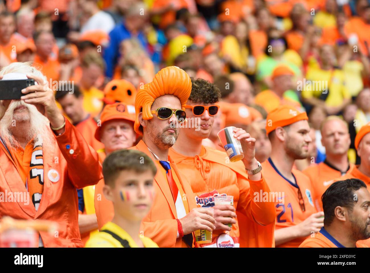 München, Deutschland. Juli 2024. München, 2. Juli 2024: Ein Fan der Niederlande mit Elvis Hair vor dem Achtelfinale der UEFA EURO 2024 in der Arena München. (Sven Beyrich/SPP) Credit: SPP Sport Press Photo. /Alamy Live News Stockfoto München, Deutschland. Juli 2024. München, 2. Juli 2024: Ein Fan der Niederlande mit Elvis Hair vor dem Achtelfinale der UEFA EURO 2024 in der Arena München. (Sven Beyrich/SPP) Credit: SPP Sport Press Photo. /Alamy Live News Stockfoto