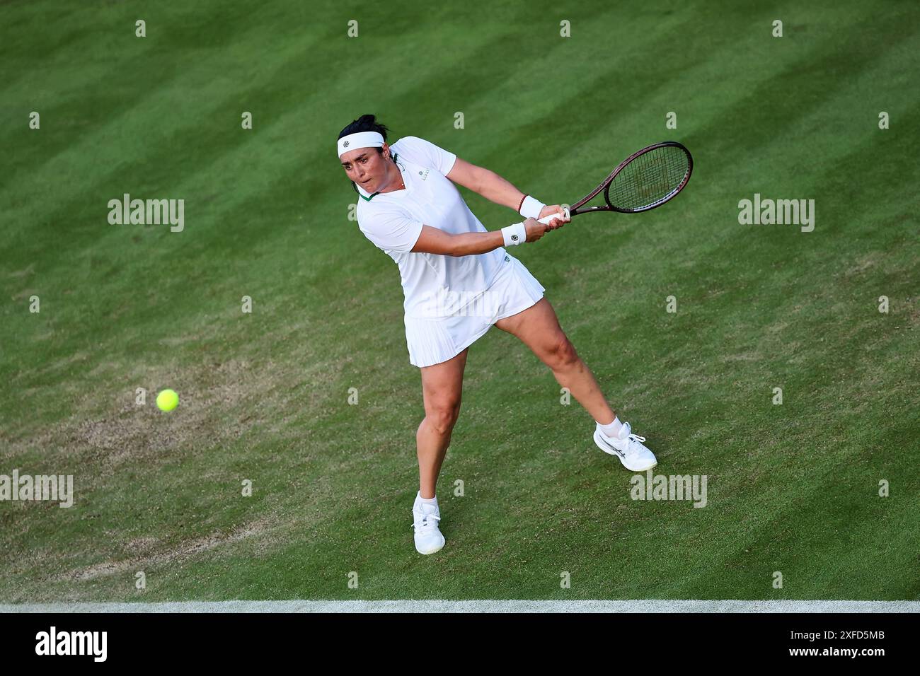 London, London, Großbritannien. Juli 2024. Ons Jabeur (tun) kehrt mit Rückhand während der Meisterschaft zurück Wimbledon (Credit Image: © Mathias Schulz/ZUMA Press Wire) NUR REDAKTIONELLE VERWENDUNG! Nicht für kommerzielle ZWECKE! Stockfoto