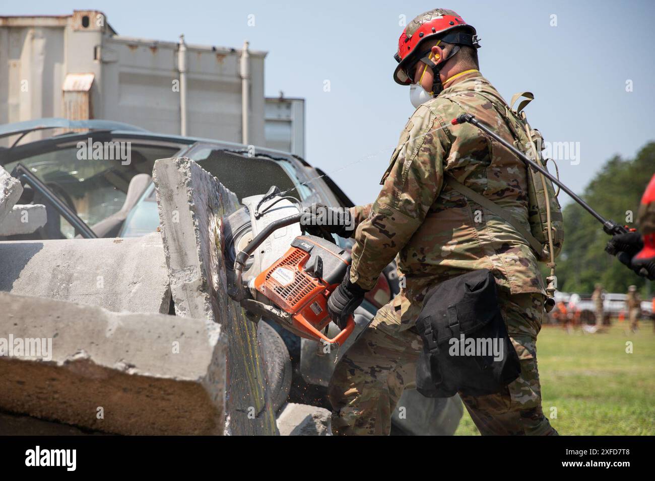 Soldaten des Chemical, Biological, Radiological, Nuclear and explosive Enhanced Response Force Package (CERF-P) der Kentucky National Guard führen eine simulierte strukturelle Katastrophenrettung während einer gemeinsamen Trainingsübung mit der Homeland Response Force (HRF) der Georgia National Guard in Fort Stewart, Georgia, vom 23. Bis 28. Juni 2024 durch. Mithilfe von Sägen und Stemmeisen konnten Soldaten ein simuliertes Opfer aus einem Schutthaufen retten. (Foto der Nationalgarde der US-Armee von Sgt. Caleb Sooter) Stockfoto