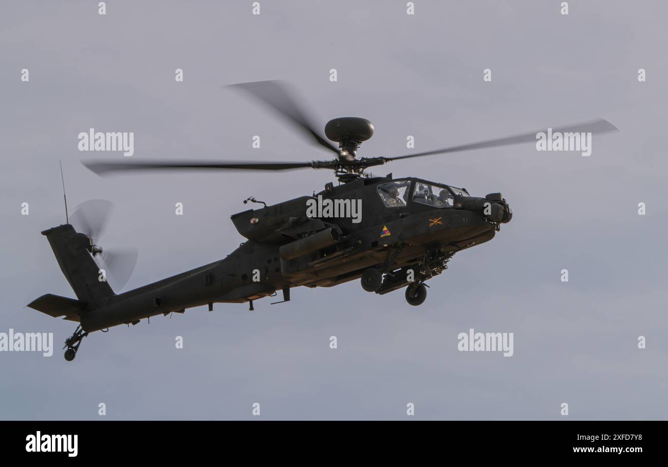 US Army AH-64D Apache Longbow wurde der 3. Geschwader, 6. Kavallerieregiment, Combat Aviation Brigade, 1. Panzerdivision, Überflug während der NTC 24-03 im National Training Center, Kalifornien, 17. Januar 2024 zugewiesen. (Foto der US-Armee von SPC. David Poleski) Stockfoto