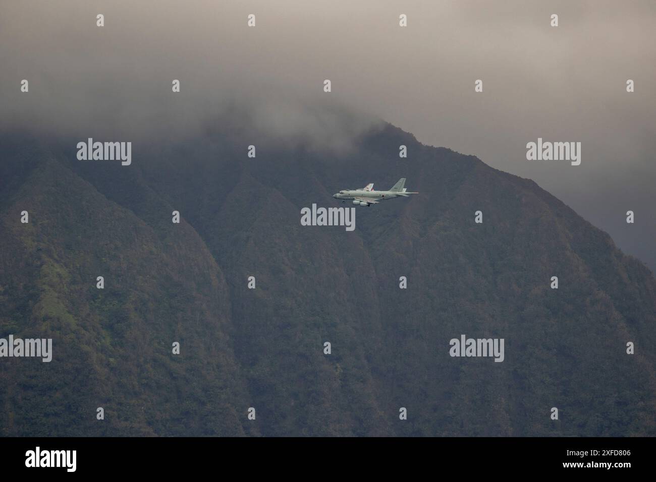 Eine japanische Marine-Selbstverteidigungseinheit Kawasaki P-1 landet am 2. Juli 2024 auf der Marine Corps Air Station Kaneohe Bay, Hawaii, während der Übung Rim of the Pacific (RIMPAC). 29 Nationen, 40 Überlandschiffe, drei U-Boote, 14 nationale Landstreitkräfte, mehr als 150 Flugzeuge und 25.000 Mitarbeiter nehmen vom 27. Juni bis 1. August an der RIMPAC Teil. RIMPAC, die weltweit größte internationale Übung im Seeverkehr, bietet eine einzigartige Schulungsmöglichkeit und fördert und pflegt Kooperationsbeziehungen zwischen den Teilnehmern, die für die Sicherheit von Seeschiffen und -Straßen von entscheidender Bedeutung sind Stockfoto