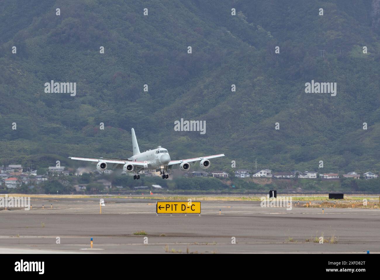 Eine japanische Marine-Selbstverteidigungseinheit Kawasaki P-1 landet am 2. Juli 2024 auf der Marine Corps Air Station Kaneohe Bay, Hawaii, während der Übung Rim of the Pacific (RIMPAC). 29 Nationen, 40 Überlandschiffe, drei U-Boote, 14 nationale Landstreitkräfte, mehr als 150 Flugzeuge und 25.000 Mitarbeiter nehmen vom 27. Juni bis 1. August an der RIMPAC Teil. RIMPAC, die weltweit größte internationale Übung im Seeverkehr, bietet eine einzigartige Schulungsmöglichkeit und fördert und pflegt Kooperationsbeziehungen zwischen den Teilnehmern, die für die Sicherheit von Seeschiffen und -Straßen von entscheidender Bedeutung sind Stockfoto