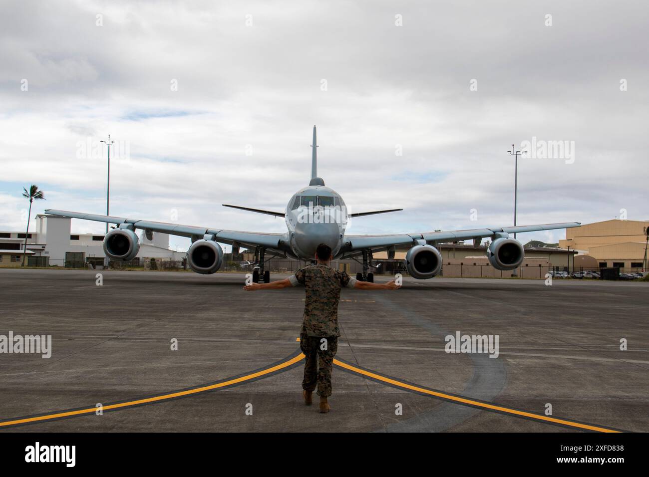Eine japanische Marine-Selbstverteidigungseinheit Kawasaki P-1 trifft am 2. Juli 2024 während der Übung Rim of the Pacific (RIMPAC) auf der Marine Corps Air Station Kaneohe Bay auf Hawaii ein. 29 Nationen, 40 Überlandschiffe, drei U-Boote, 14 nationale Landstreitkräfte, mehr als 150 Flugzeuge und 25.000 Mitarbeiter nehmen vom 27. Juni bis 1. August an der RIMPAC Teil. RIMPAC, die weltweit größte internationale Übung im Seeverkehr, bietet eine einzigartige Schulungsmöglichkeit und fördert und pflegt Kooperationsbeziehungen zwischen den Teilnehmern, die für die Sicherheit von Seeschiffen und Seeschiffen von entscheidender Bedeutung sind Stockfoto