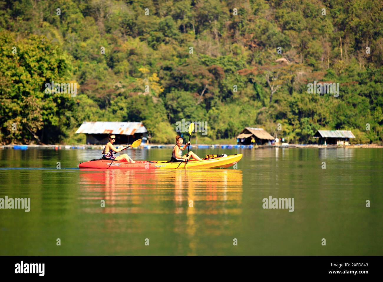 Chiang Mai, Thailand – 21. Januar 2012: Weibliche Touristen paddeln freudig mit einem Kajak, um die Schönheit des Mae Ngat Somboon Chon Dam zu bewundern Stockfoto