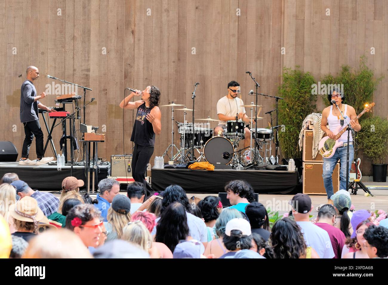 Chicano Batman tritt beim Stern Grove Festival auf, einer kostenlosen Konzertreihe im Sommer im Stern Grove Park in San Francisco, Kalifornien. Stockfoto