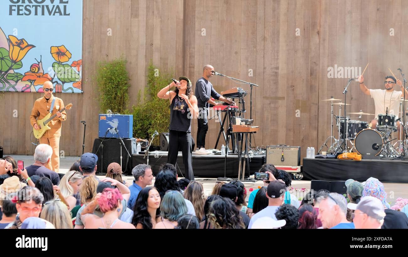 Chicano Batman tritt beim Stern Grove Festival auf, einer kostenlosen Konzertreihe im Sommer im Stern Grove Park in San Francisco, Kalifornien. Stockfoto