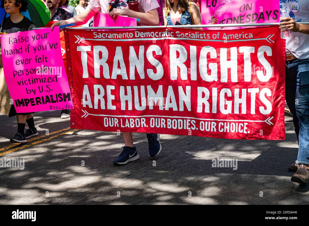 Foto von einem Trans Rights is Human Rights Banner, das im Sacramento Pride 2024 getragen wird. Stockfoto