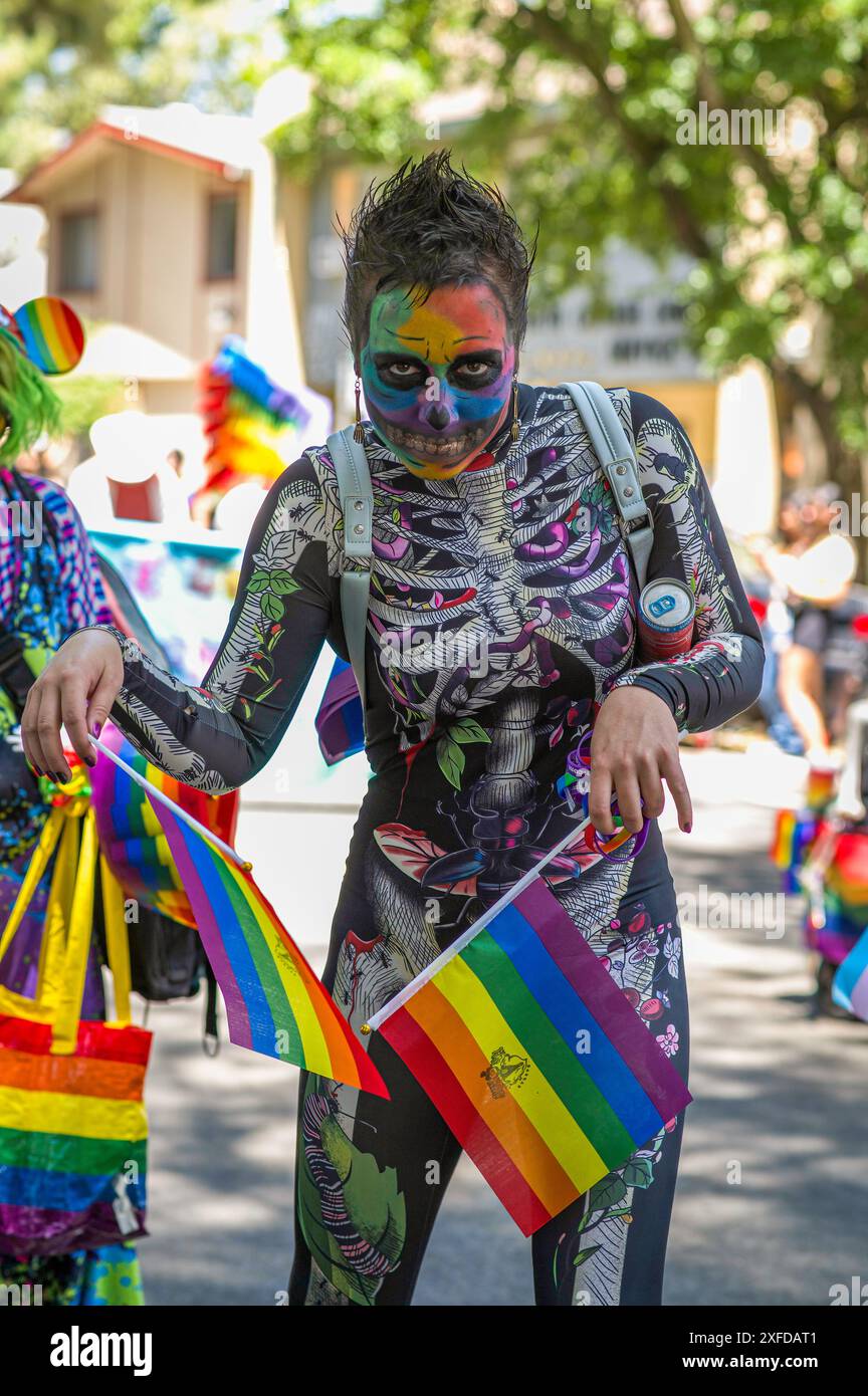 Sacramento, CA, USA - 9. Juni 2024: Eine Person, die während der Sacramento Pride Parade als Zombie gekleidet ist. Stockfoto