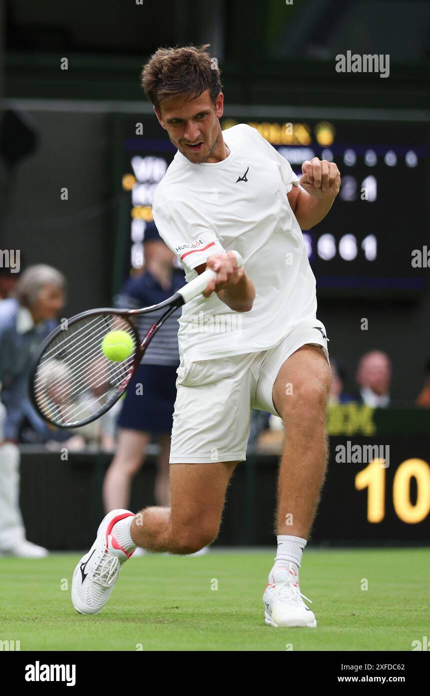 London, Großbritannien. Juli 2024. VIT Kopriva trifft bei der Wimbledon Tennis Championship in London am 2. Juli 2024 in der ersten Runde der Männer zwischen Novak Djokovic aus Serbien und Vit Kopriva aus Tschechien einen Rückflug. Quelle: Han Yan/Xinhua/Alamy Live News Stockfoto