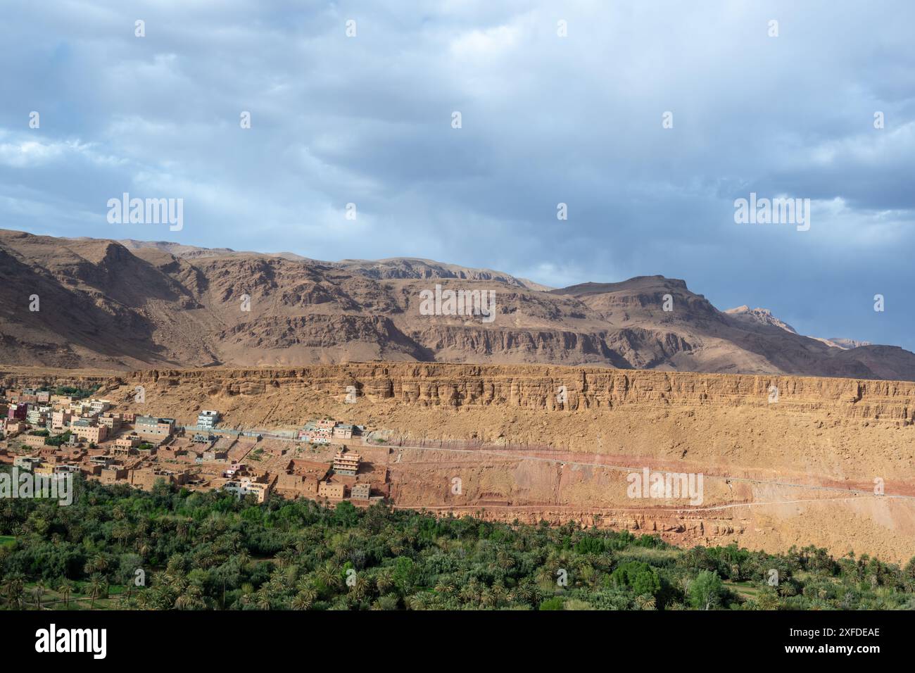 Erodierte rote Felsklippen ragen über den Fluss Todgha in den Todra Gorges, Marokko. Ein Zeugnis der natürlichen Schönheit und geologischen Zeit. Stockfoto