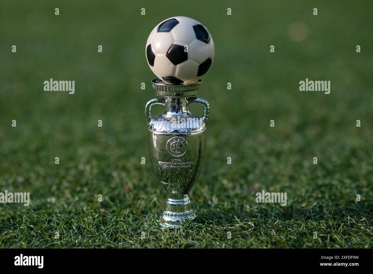 14. Juni 2024, Berlin, Deutschland. Der Pokal der Fußball-Europameisterschaft auf dem grünen Rasen des Stadions. Stockfoto