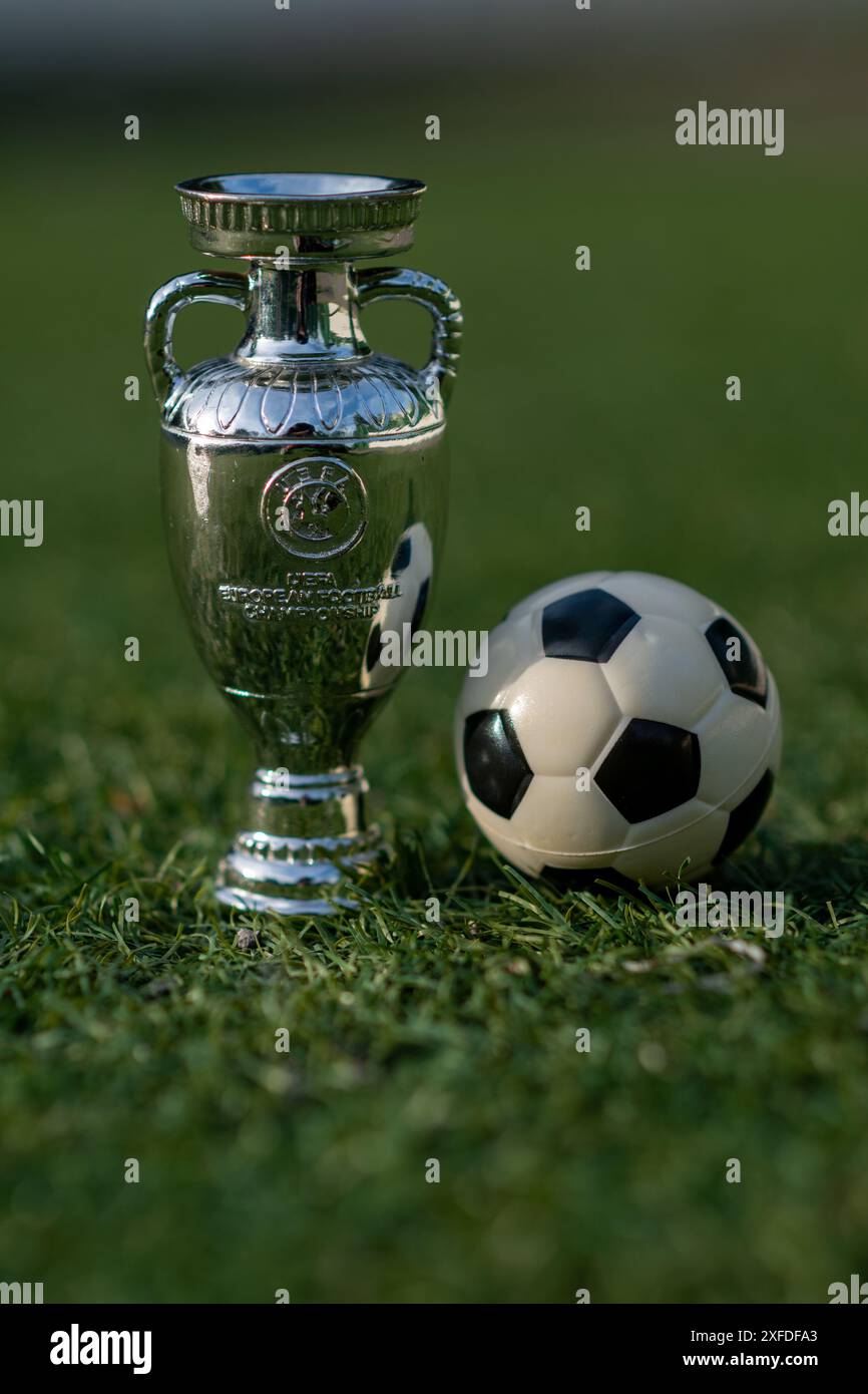 14. Juni 2024, Berlin, Deutschland. Der Pokal der Fußball-Europameisterschaft auf dem grünen Rasen des Stadions. Stockfoto