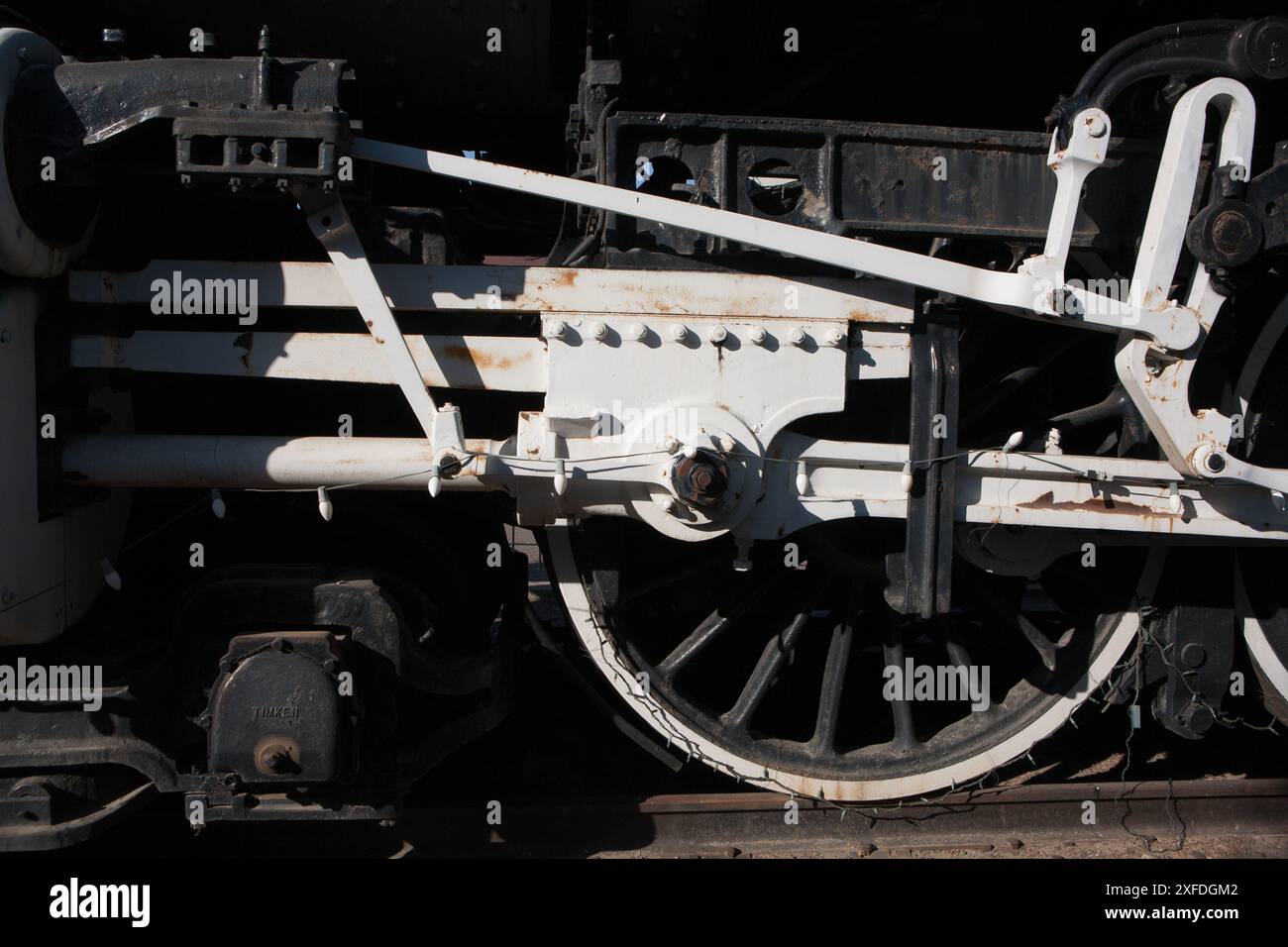 Rad mit 80 Zoll Durchmesser, das größte Rad, das bei der Lokomotive der Great Northern Railway verwendet wird. Die Antriebsräder wurden von zwei 29-Zoll-Zylindern angetrieben. Havre, MT. Stockfoto