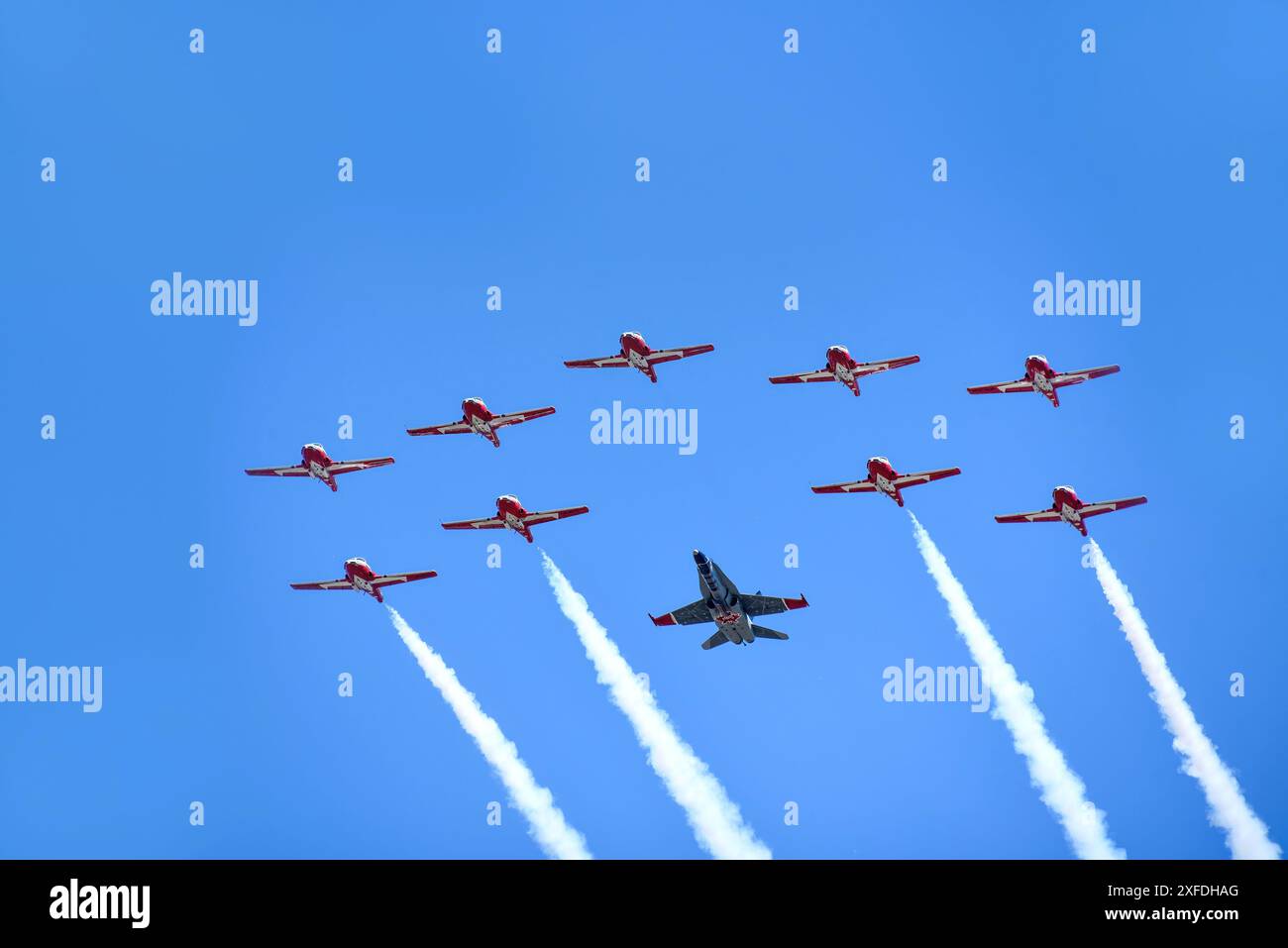 Ottawa, Kanada - 1. Juli 2024: Die kanadische Air Demonstration Squadron, bekannt als die Snowbirds, eskortiert ein größeres Flugzeug während des Flypastes am Canada Day in Ottawa, als Teil des 100. Jahrestages der Royal Canadian Air Force. Stockfoto