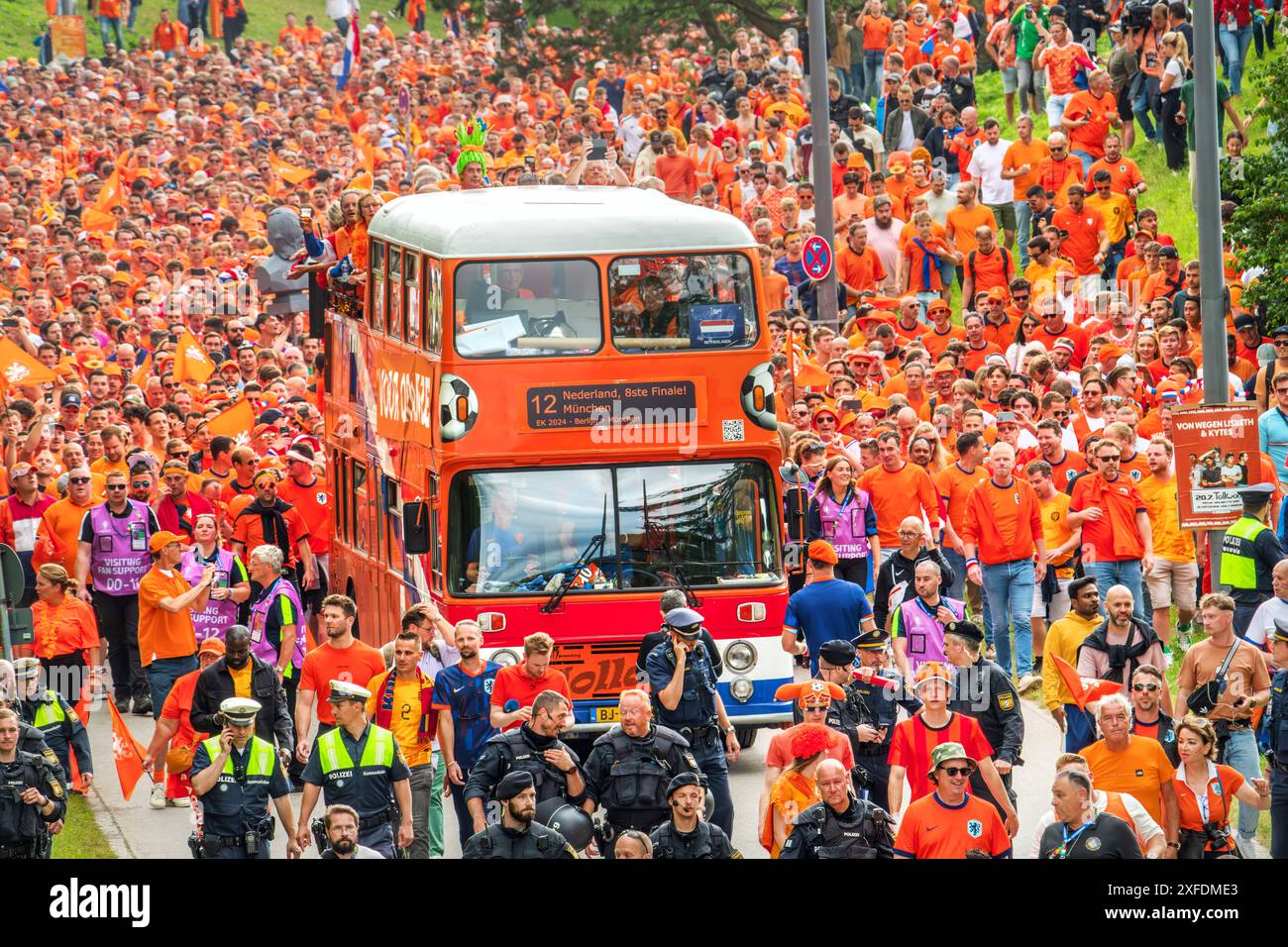 Tausende fröhliche Oranje Fans ziehen durch den Olympiapark zur Fan
