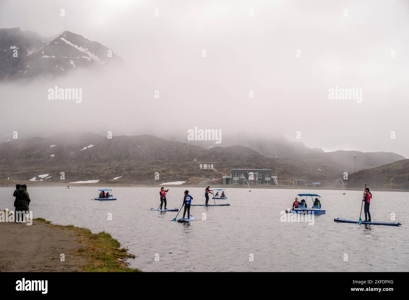 Sisimiut, Groenland. Juli 2024. Lokale Sportvereine auf dem See während des Besuchs des Königspaares in Sisimiut in Grönland am Dienstag, den 2. Juli 2024. Das Königspaar besucht offiziell Grönland zwischen dem 29. Juni und dem 6. Juli 2024. Der Besuch beginnt in der Disko Bay und das königliche Paar reist dann mit Dannebrog nach Süden entlang Grönlands Westküste. (Foto: Ida Marie Odgaard/Ritzau Scanpix) Credit: Ritzau/Alamy Live News Stockfoto