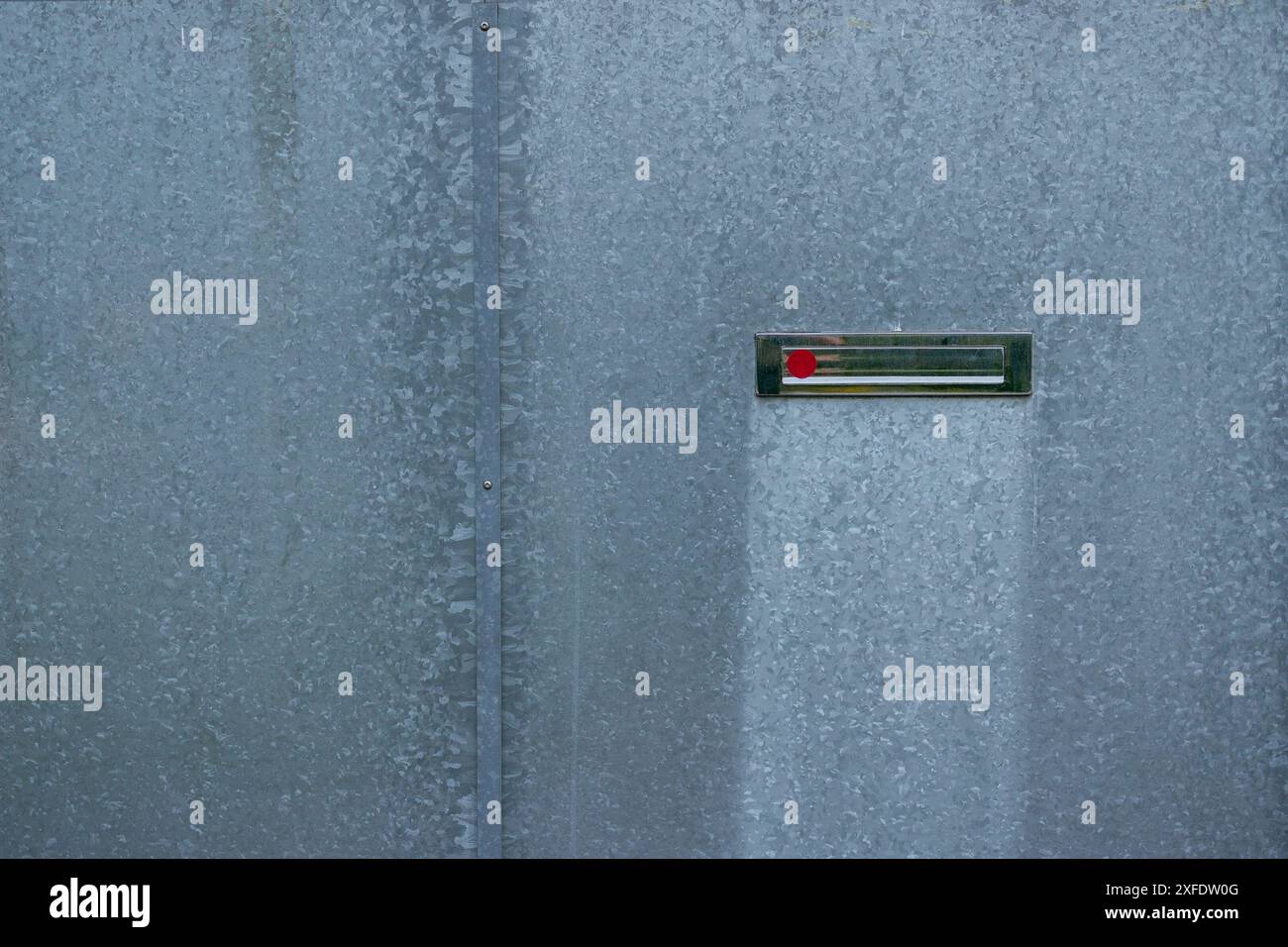 Verzinkte Stahlplatten mit einer Öffnung für einen Briefkasten oder Briefkasten. Sichtbare Regenflecken oder Verfärbungen. Stockfoto