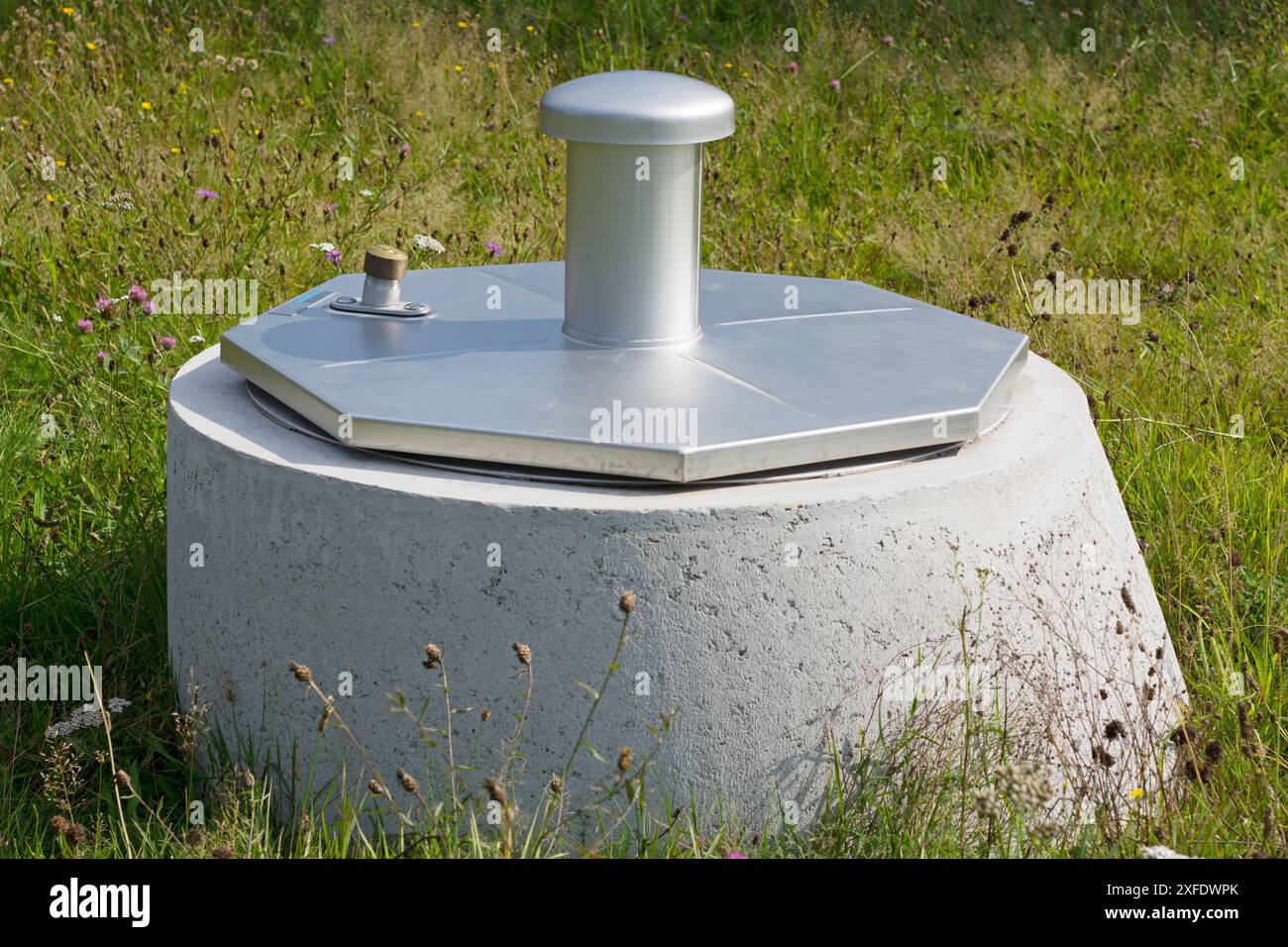 Nahaufnahme des Trinkwasserbrunnens des Wasserversorgers. Stockfoto