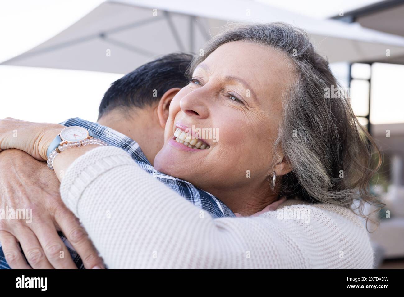 Undefiniert herzlich, Seniorenpaar lächelt und genießt gemeinsam Urlaub Stockfoto