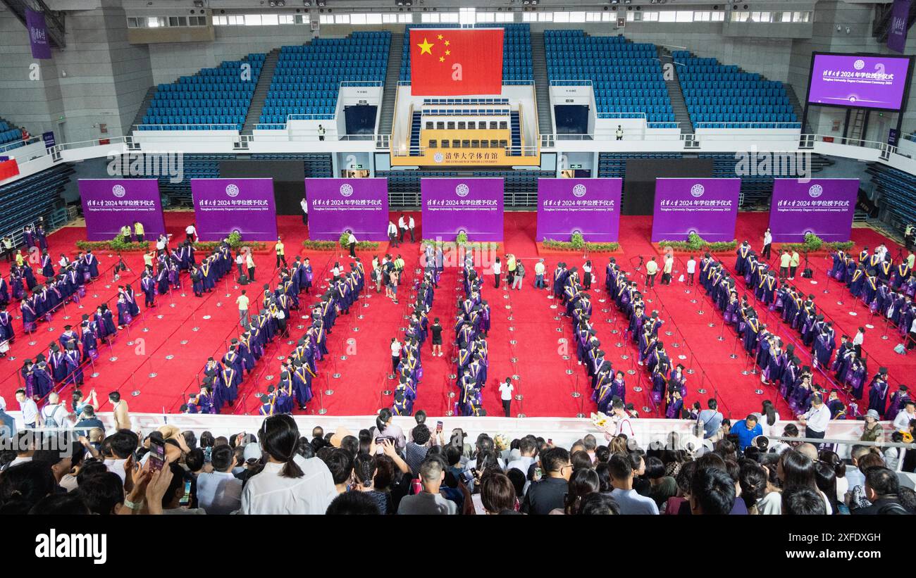 Die Zeremonie der Tsinghua-Universität 2024 findet in Peking, China, statt. Juni 2024. (Foto: Imaginechina/SIPA USA) Credit: SIPA US/Alamy Live News Stockfoto