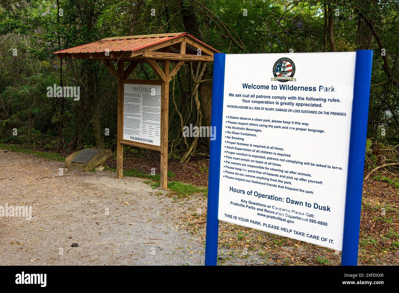 Prattville, Alabama, USA-27. März 2024: Schilder am Eingang zum Wilderness Park and Bamboo Forest in Prattville, Alabama. Stockfoto
