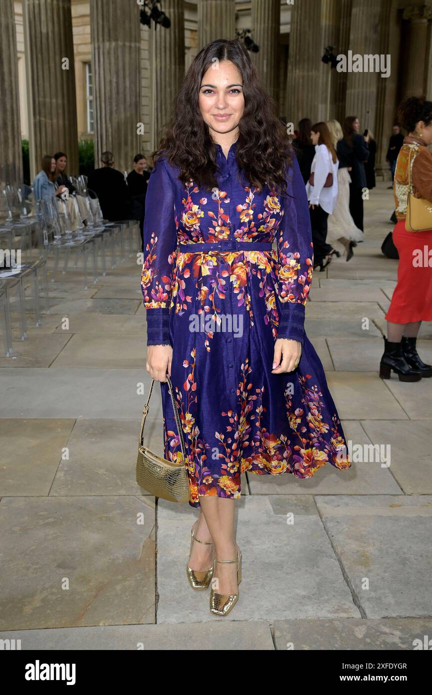 Nilam Farooq bei der Marc Cain Fashion Show 'Pure Radiance - Frühjahr/Sommer 2025' auf der Berlin Fashion Week S/S 2025 in der Kolonnade mit Triumphtor am Neuen Palais. Potsdam, 02.07.2024 Stockfoto