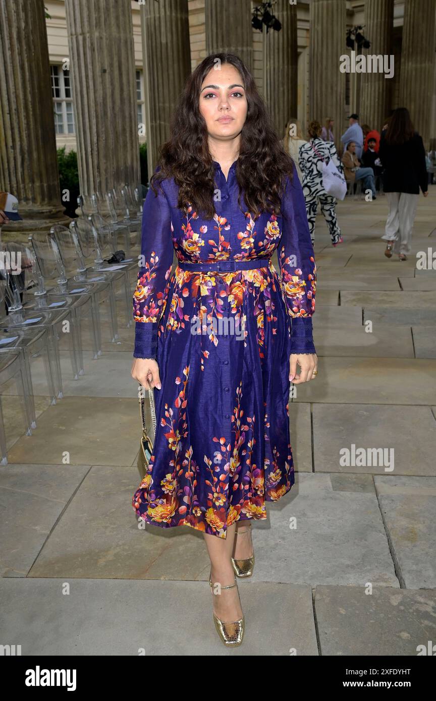 Nilam Farooq bei der Marc Cain Fashion Show 'Pure Radiance - Frühjahr/Sommer 2025' auf der Berlin Fashion Week S/S 2025 in der Kolonnade mit Triumphtor am Neuen Palais. Potsdam, 02.07.2024 Stockfoto