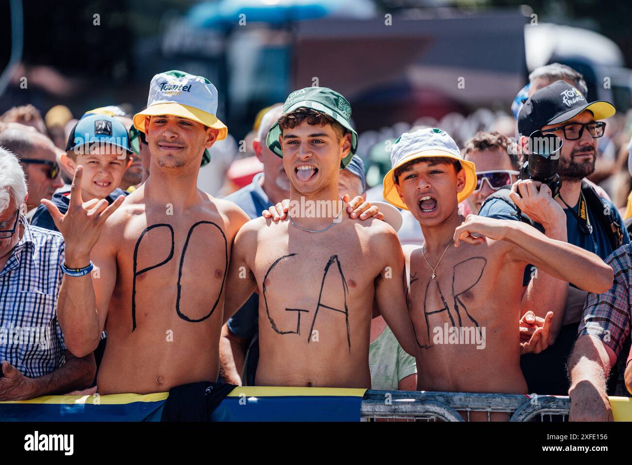 Bild von Zac Williams/SWpix.com - 02/07/2024 - Radfahren - 2024 Tour de France - Stage 4 Pinerolo nach Valloire - Frankreich - Pogacar Fans. Quelle: SWpix/Alamy Live News Stockfoto