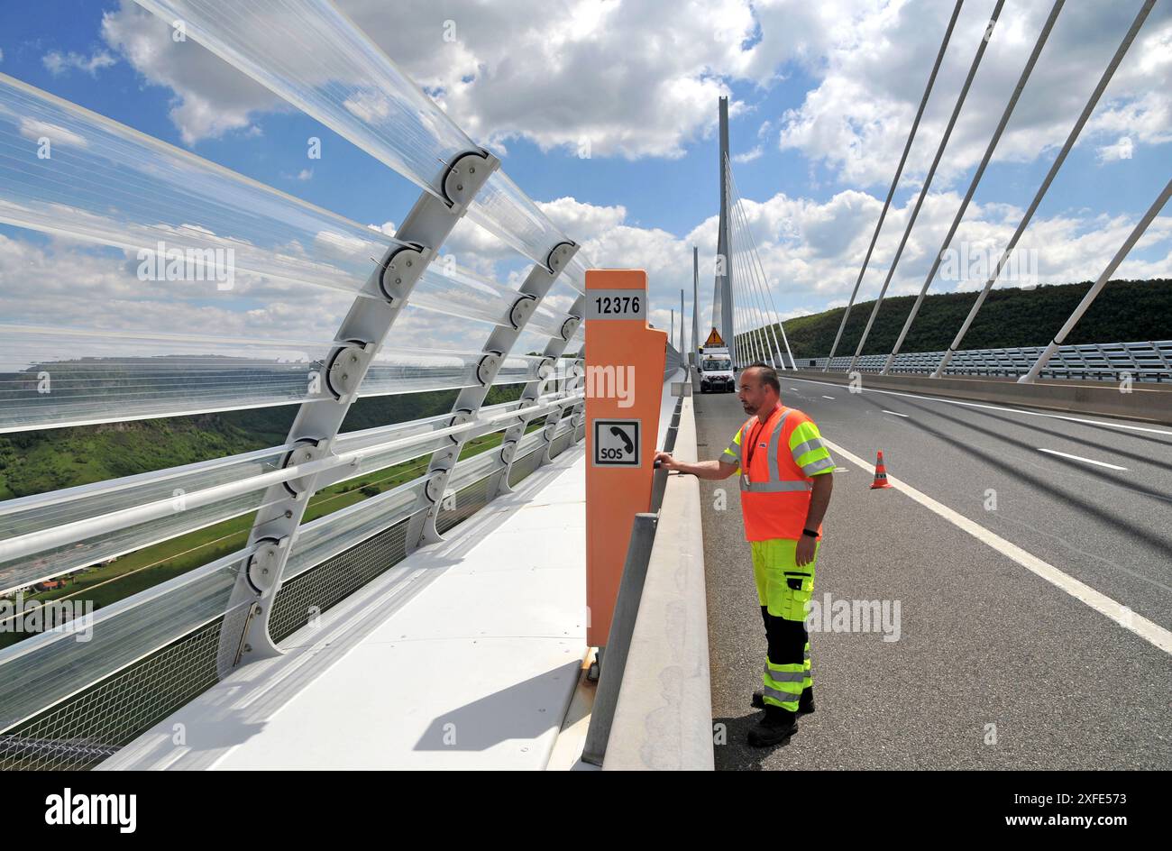 Frankreich, Aveyron, Millau, ein Sicherheitsbeamter des Viadukts von Millau, der vom Architekten Norman Foster geschaffen wurde Stockfoto