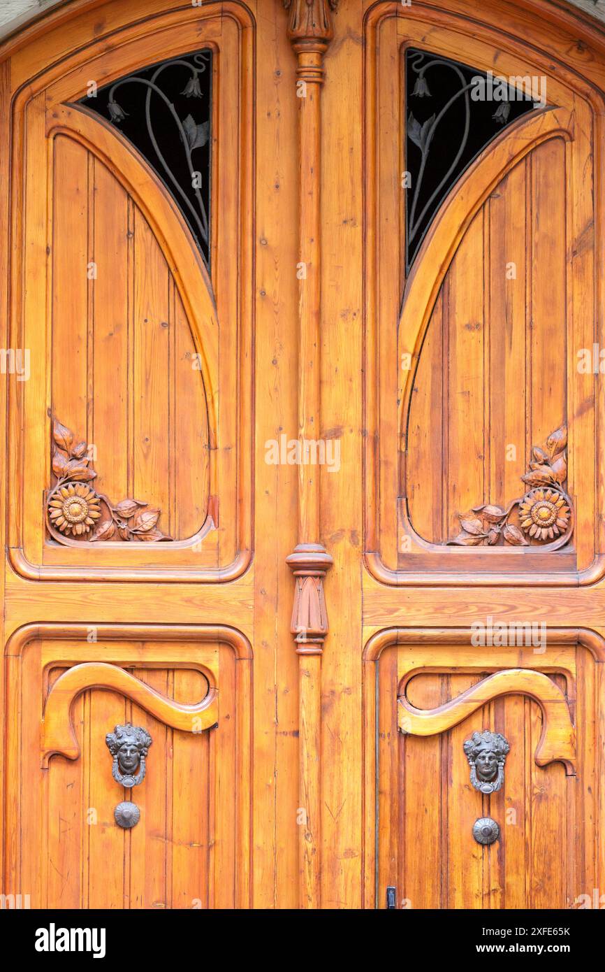 Spanien, Katalonien, Barcelona, Tür eines Apartmentgebäudes im Stil der Moderne, 231 Carrer Gran de Gracia im Stadtteil Vila de Gracia Stockfoto