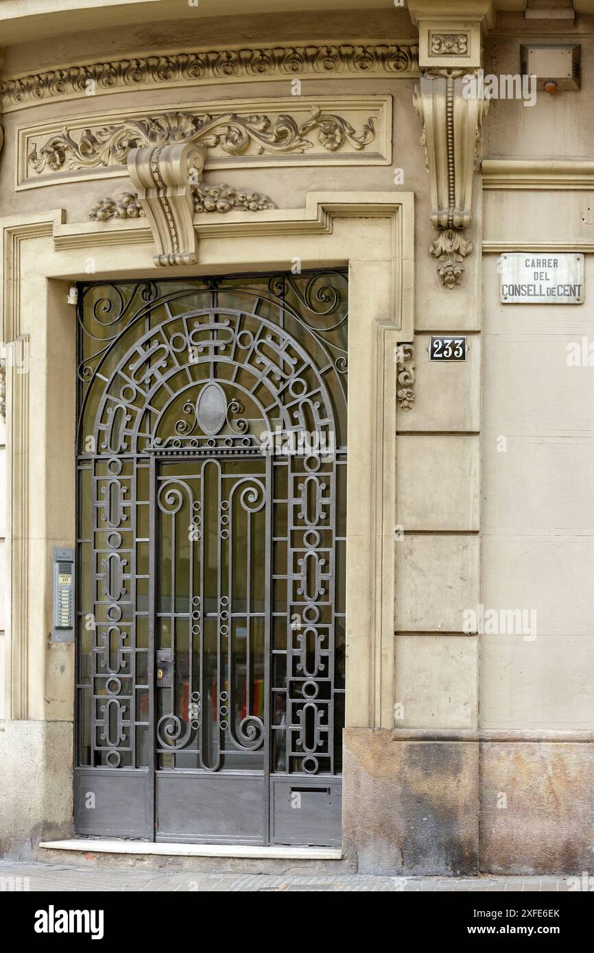 Spanien, Katalonien, Barcelona, Tür eines 1910 im katalanischen modernistischen Stil erbauten Wohnhauses, 233 Carrer del consell de Cent dans le qua Stockfoto