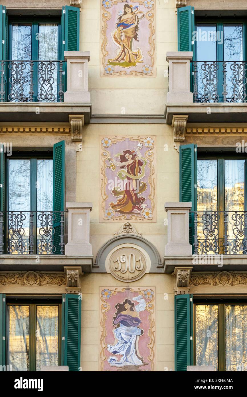 Spanien, Katalonien, Barcelona, Detail der Fassade der Casa Joan Bertrand, die 1901 im eklektischen Stil für eine reiche Familie von Industriellen mit Farbe erbaut wurde Stockfoto