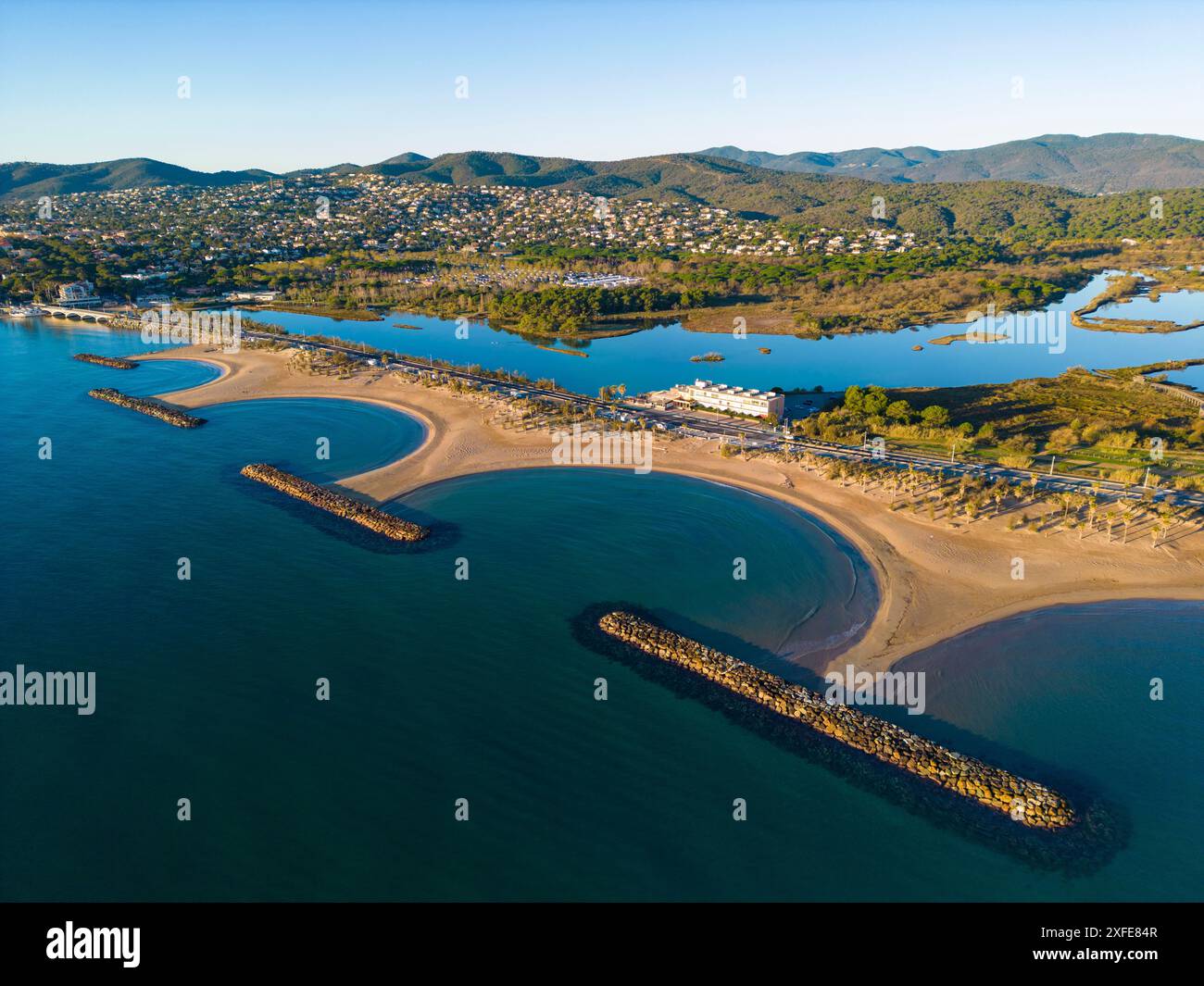 Frankreich, Var, Frejus, Saint Aygulf, Strand Esclamandes und Teich Villepey (aus der Vogelperspektive) Stockfoto