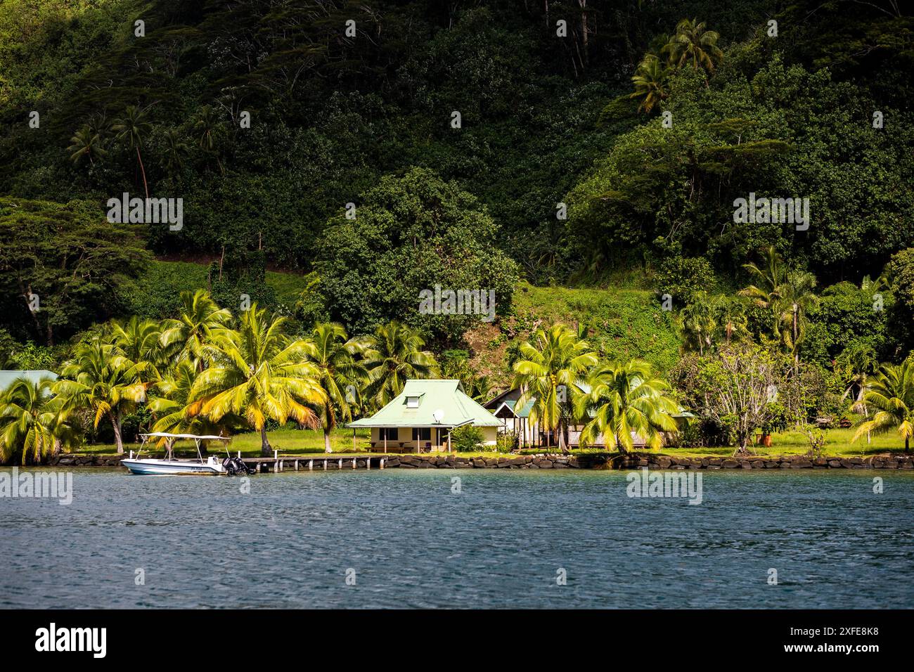 Französisch-Polynesien, Gesellschaftsinseln, Insel Tahaa, Haus mit Ponton Stockfoto
