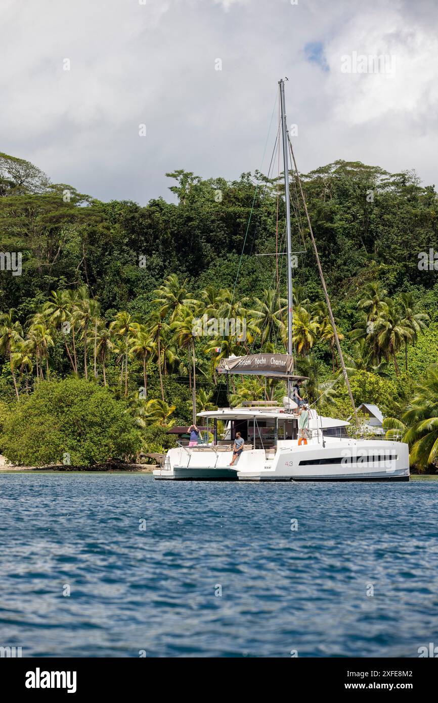 Französisch-Polynesien, Gesellschaftsinseln, Ankerplatz in der Apu-Bucht, Insel Tahaa, Kreuzfahrtschiff vor Anker Stockfoto