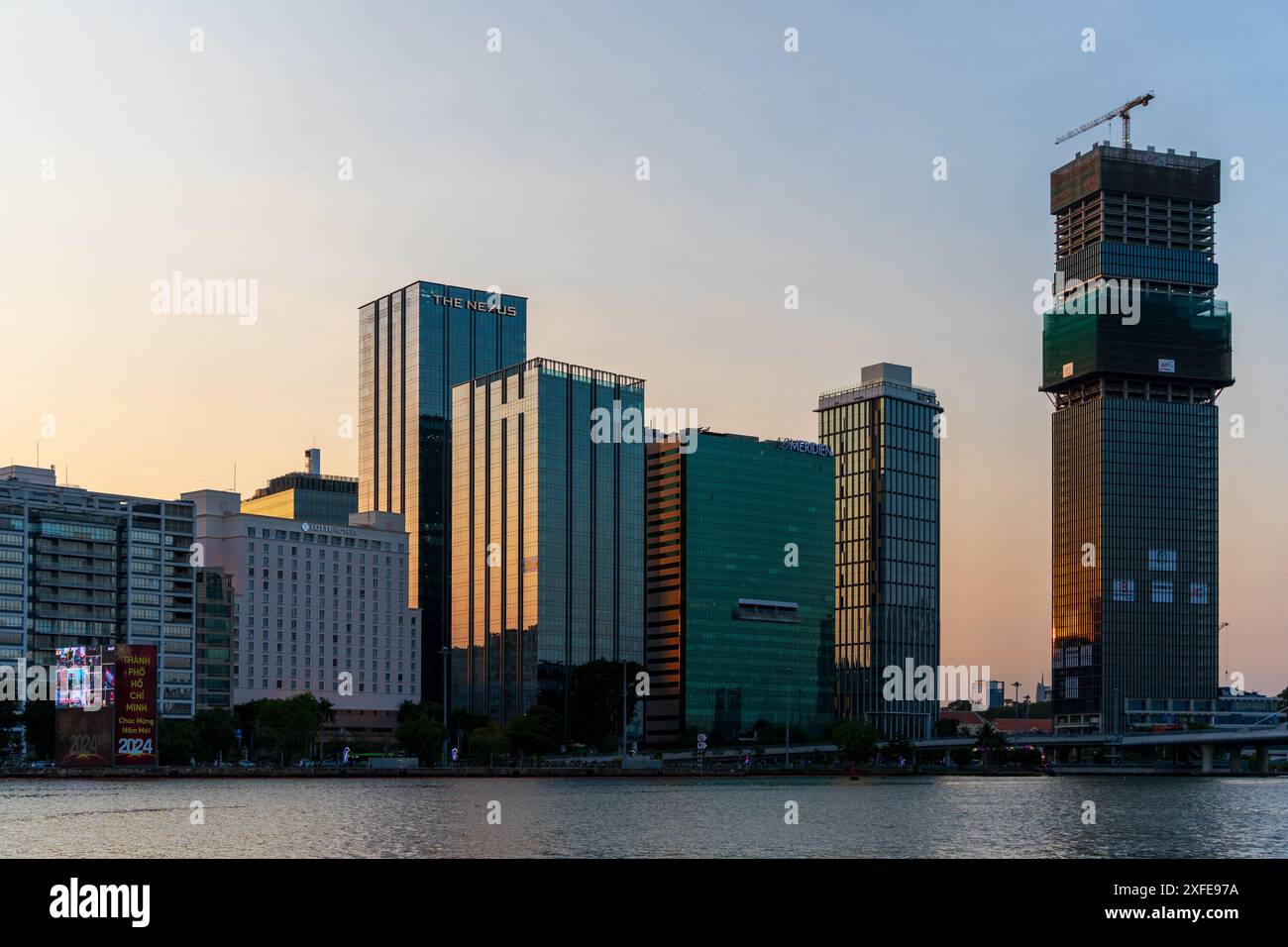 Blick auf die Skyline von Ho Chi Minh City von Thu Thiem Stockfoto