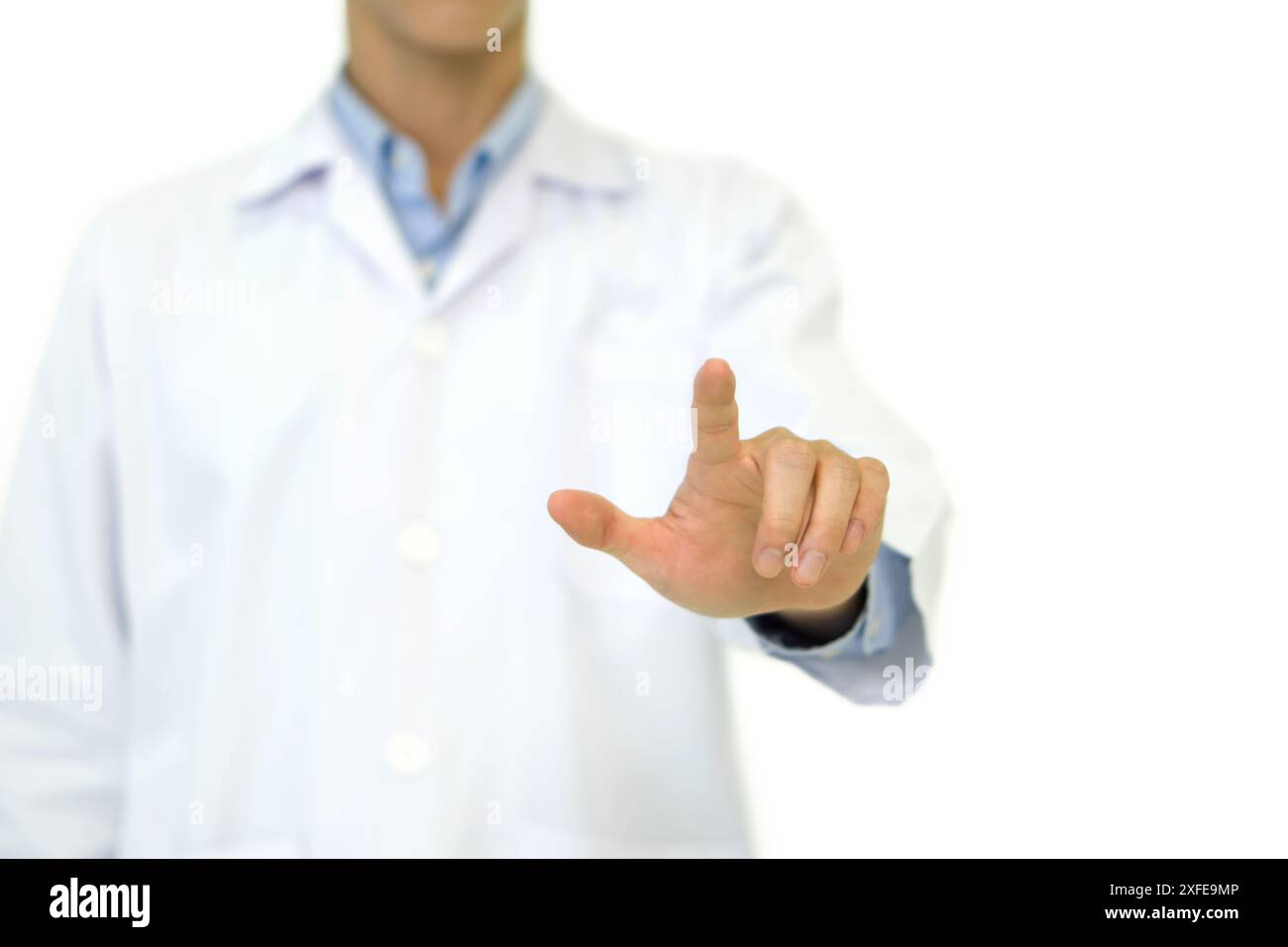 Ein Arzt in einem weißen Labormantel, der mit der Hand auf den Finger zeigt. Porträt auf weißem Hintergrund, Studioaufnahme. Stockfoto