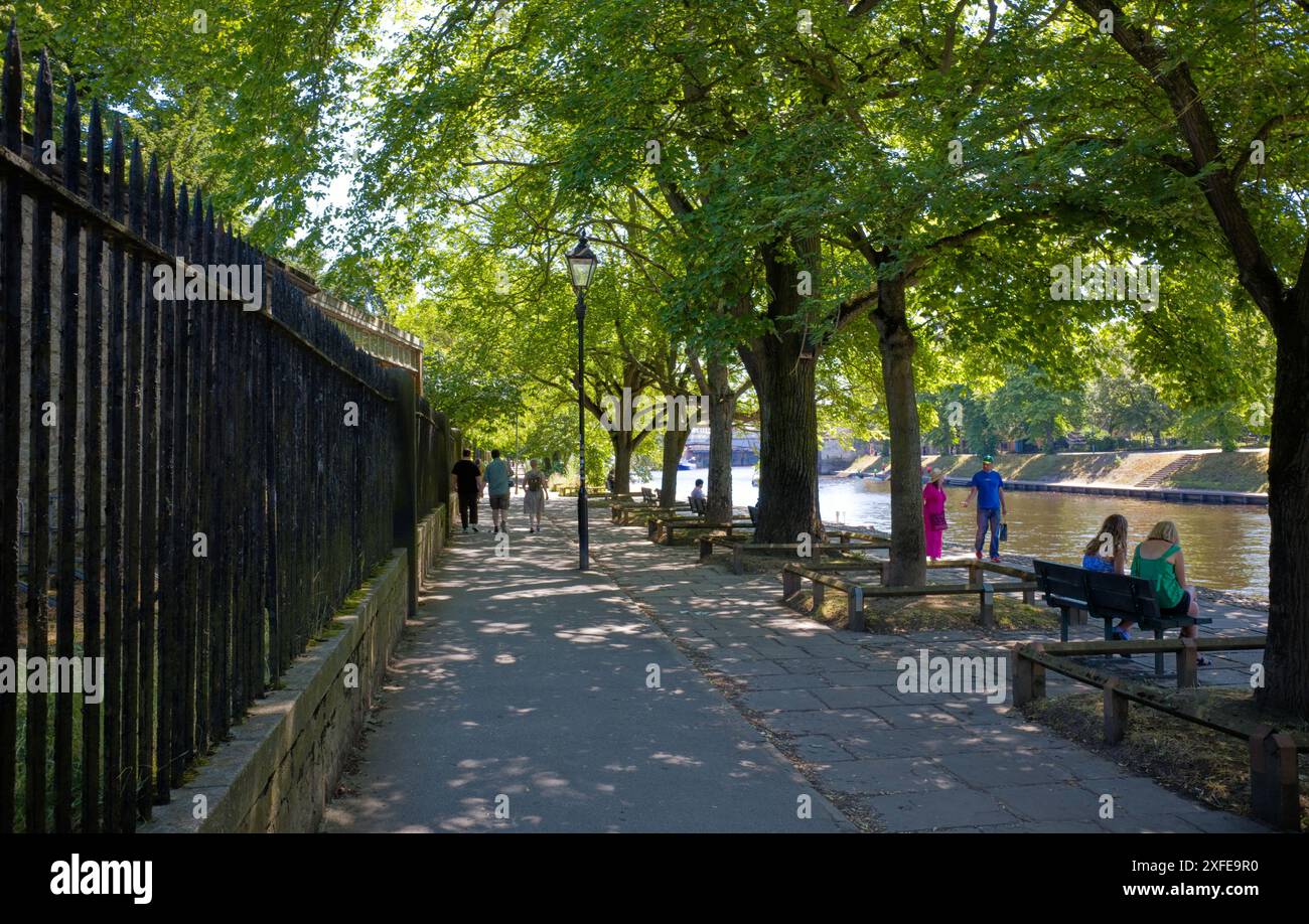 Schattiger Fußweg entlang des Flusses Ouse im Zentrum von York Stockfoto