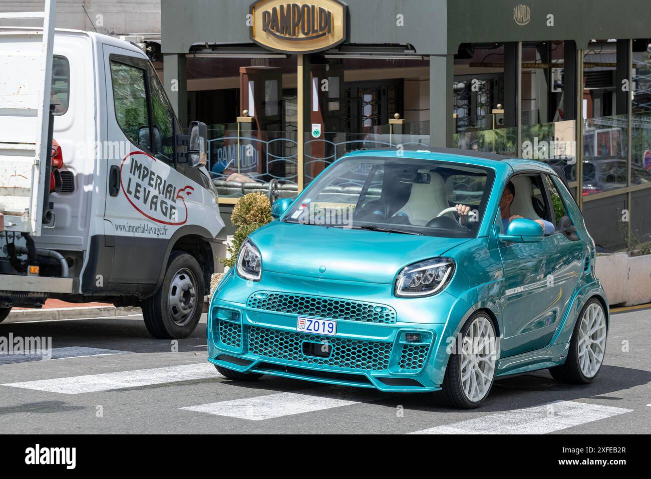 Monte Carlo, Monaco - Blick auf ein türkisfarbenes BRABUS Ultimate E, das auf einer Straße fährt. Stockfoto