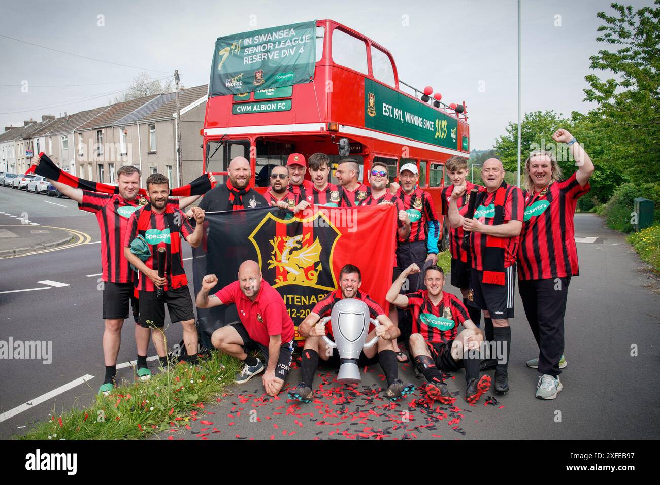 NUR Spieler des Fußballclubs Cwm Albion feiern ihre beste Saison seit drei Jahren auf einer offenen Busparade in Swansea, Wales, nachdem das Team Anfang des Jahres zum „Specsavers Best Worst Team“ gekürt wurde. nach einer landesweiten Suche nach dem Team, das am meisten Hilfe braucht. Ausgabedatum: Mittwoch, 3. Juli 2024. Stockfoto