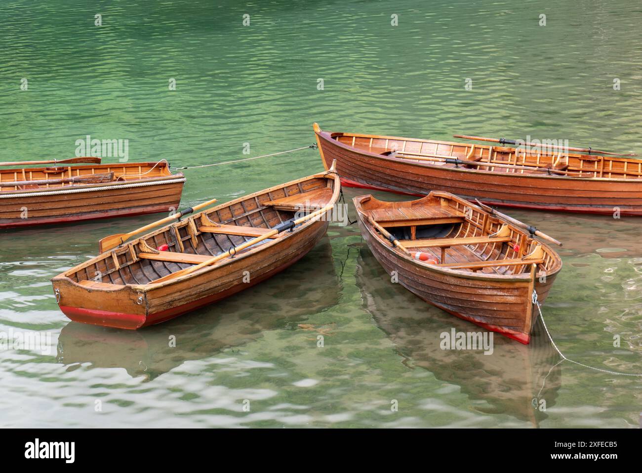 Holzboote auf dem Pragser See. Touristischer, berühmter Ort in den Dolomiten. Italien. Wunderschöne Natur. Wunderschöne Orte. Ein Transportmittel. Logo di Stockfoto