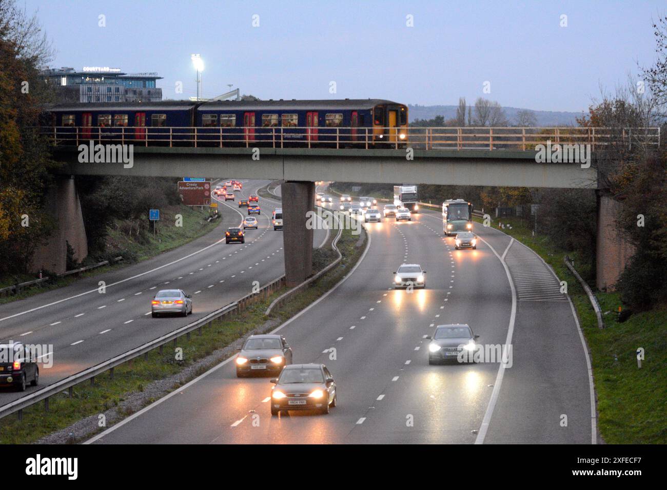 Zugüberquerung der Eisenbahnbrücke über die M5, Devon, Großbritannien Stockfoto