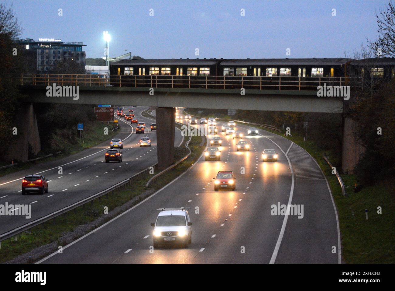 Zugüberquerung der Eisenbahnbrücke über die M5, Devon, Großbritannien Stockfoto