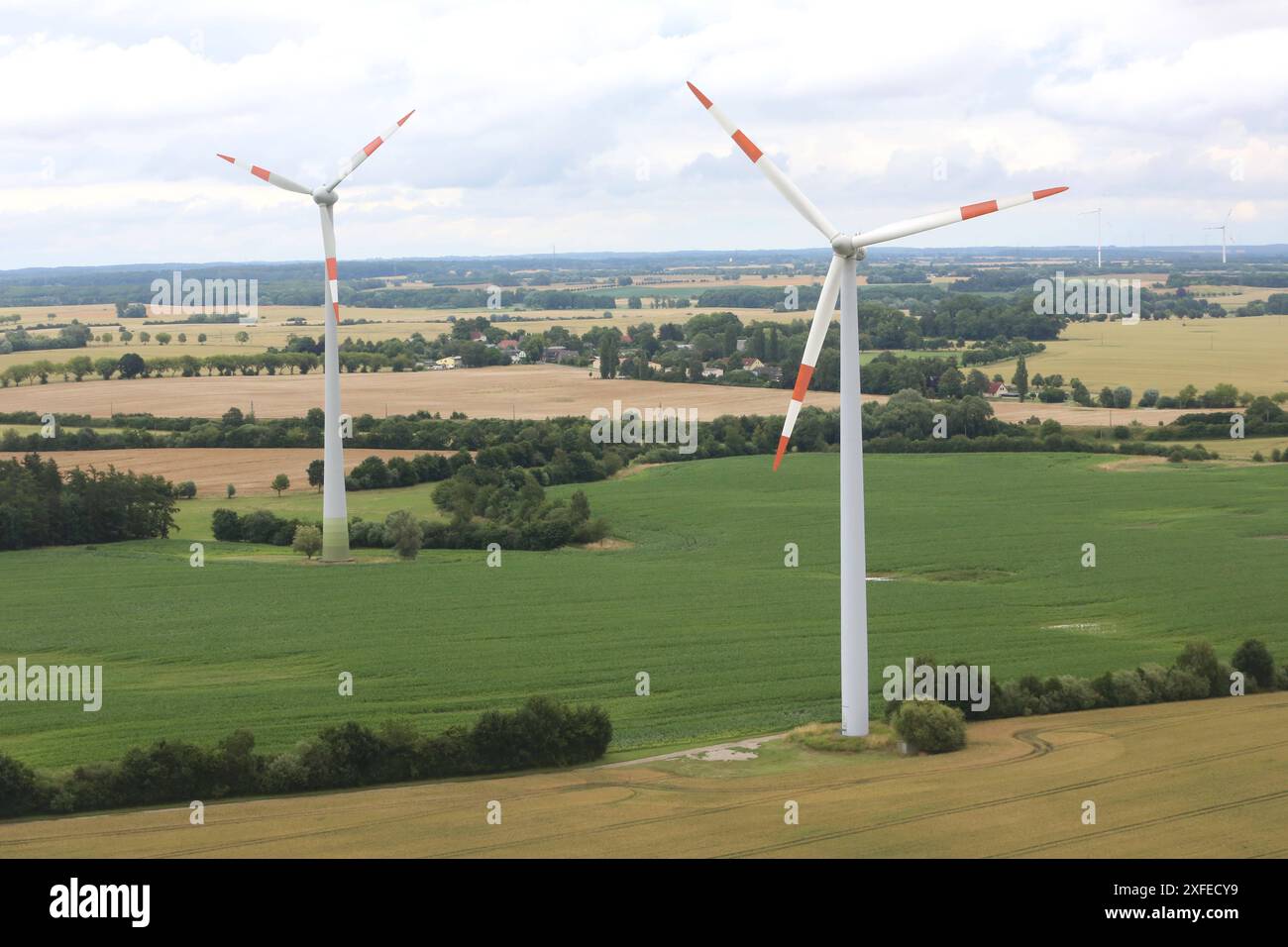 Blick am Dienstag 02.07.2024 auf den Windpark Mistorf / Groß Schwiesow Landkreis Rostock aus luftiger Höhe von ca. 80 Meter. Bei dem Park war im Jahr 2001 die erste Windkraftanlage aufgestellt und im Jahr 2023 das bisher letzte Windrad in Betrieb genommen. Mittlerweile gehören 29 Anlagen zu dem Park. Sie erzeugen rund 160 Millionen Kilowattstunden pro Jahr. Das entspricht etwas mehr als 2 Prozent des Stromverbrauchs von Mecklenburg Vorpommern im Jahr. Damit erzeugt der Park rechnerisch den Strombedarf von 53000 Haushalten bzw. 100000 Menschen. Im Verlauf des Tages besuchten nun im Rahmen der Stockfoto