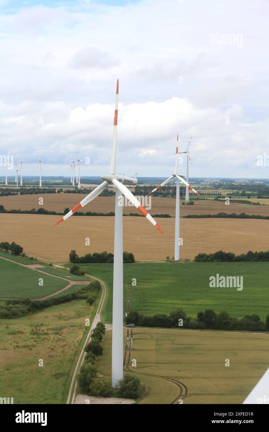 Blick am Dienstag 02.07.2024 auf den Windpark Mistorf / Groß Schwiesow Landkreis Rostock aus luftiger Höhe von ca. 80 Meter. Bei dem Park war im Jahr 2001 die erste Windkraftanlage aufgestellt und im Jahr 2023 das bisher letzte Windrad in Betrieb genommen. Mittlerweile gehören 29 Anlagen zu dem Park. Sie erzeugen rund 160 Millionen Kilowattstunden pro Jahr. Das entspricht etwas mehr als 2 Prozent des Stromverbrauchs von Mecklenburg Vorpommern im Jahr. Damit erzeugt der Park rechnerisch den Strombedarf von 53000 Haushalten bzw. 100000 Menschen. Im Verlauf des Tages besuchten nun im Rahmen der Stockfoto