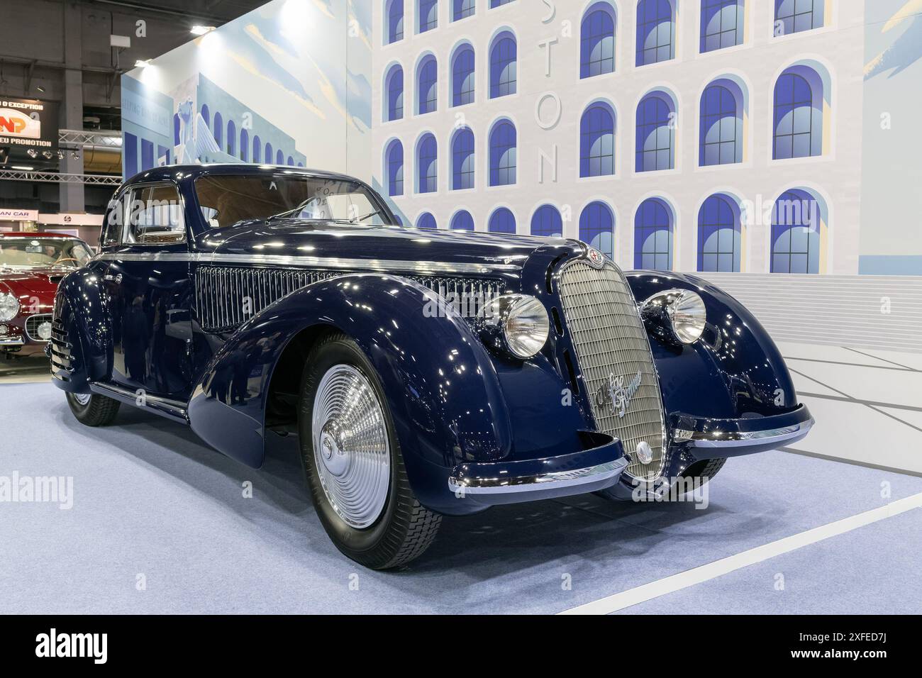 Paris, Frankreich - Rétromobile 2023. Blick auf eine blaue Alfa Romeo 8C 2900B Tour Berlinetta aus dem Jahr 1938. Fahrgestellnr 412035. Stockfoto