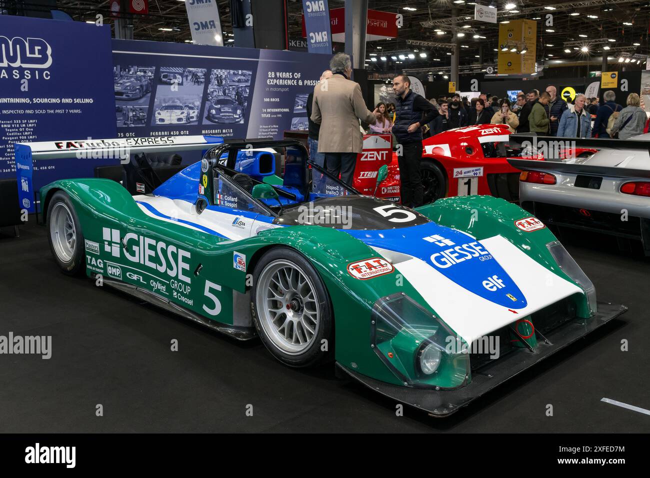 Paris, Frankreich - Rétromobile 2023. Sehen Sie sich einen grünen Ferrari 333 SP von 1998 an. Stockfoto