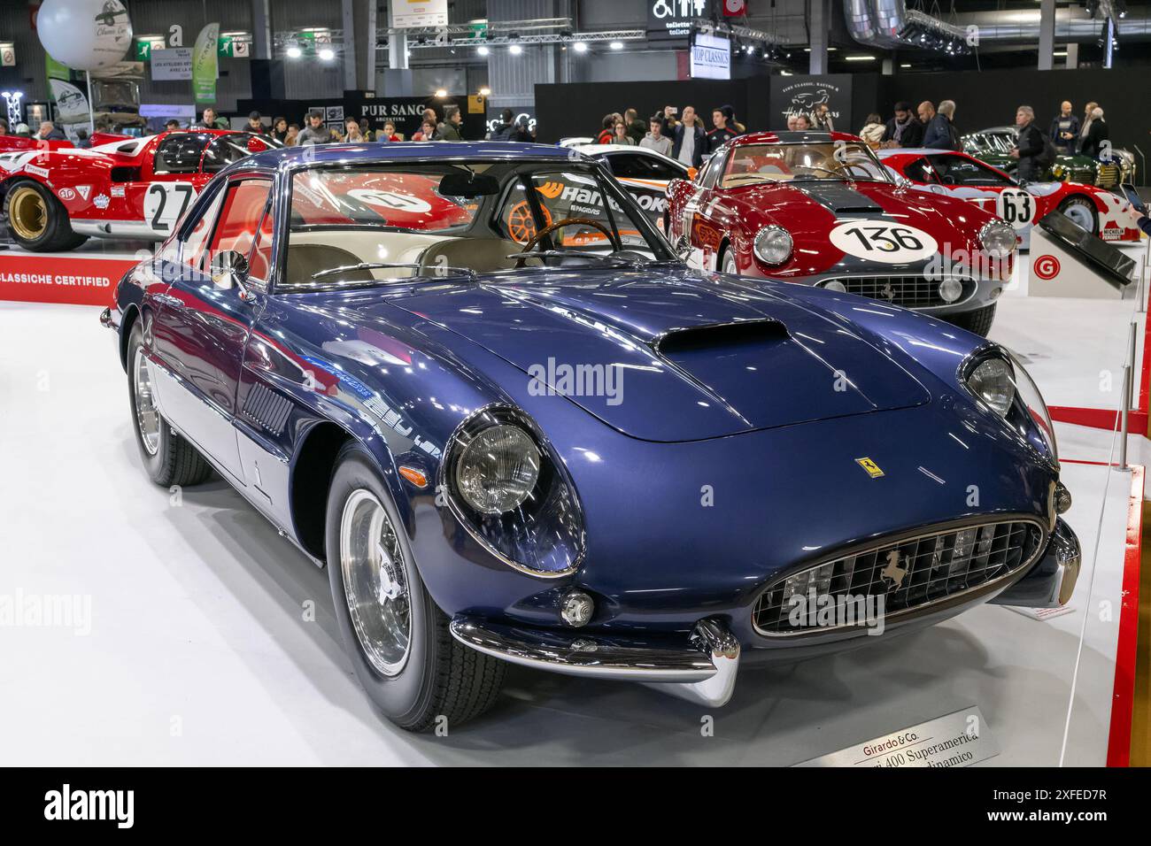 Paris, Frankreich - Rétromobile 2023. Blick auf eine Blu Sera Italver 1962 Ferrari 400 Superamerica SWB Coupé Aerodinamico. Fahrgestellnr 3559 SA. Stockfoto